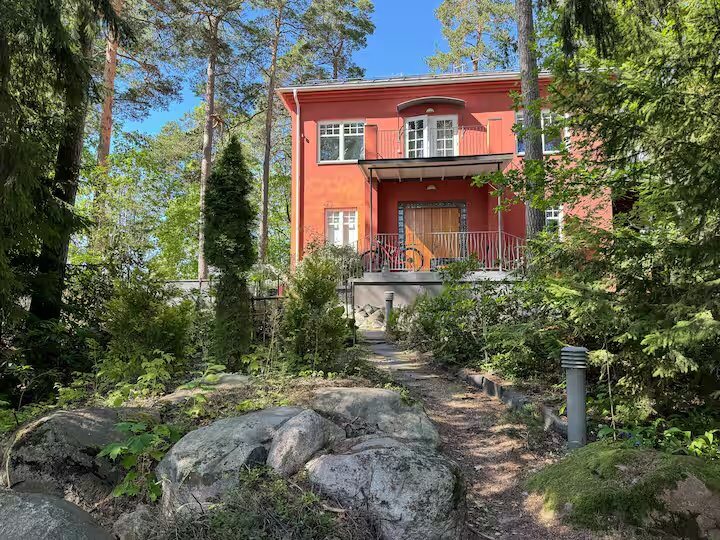 Forest approach — Villa Solhalla