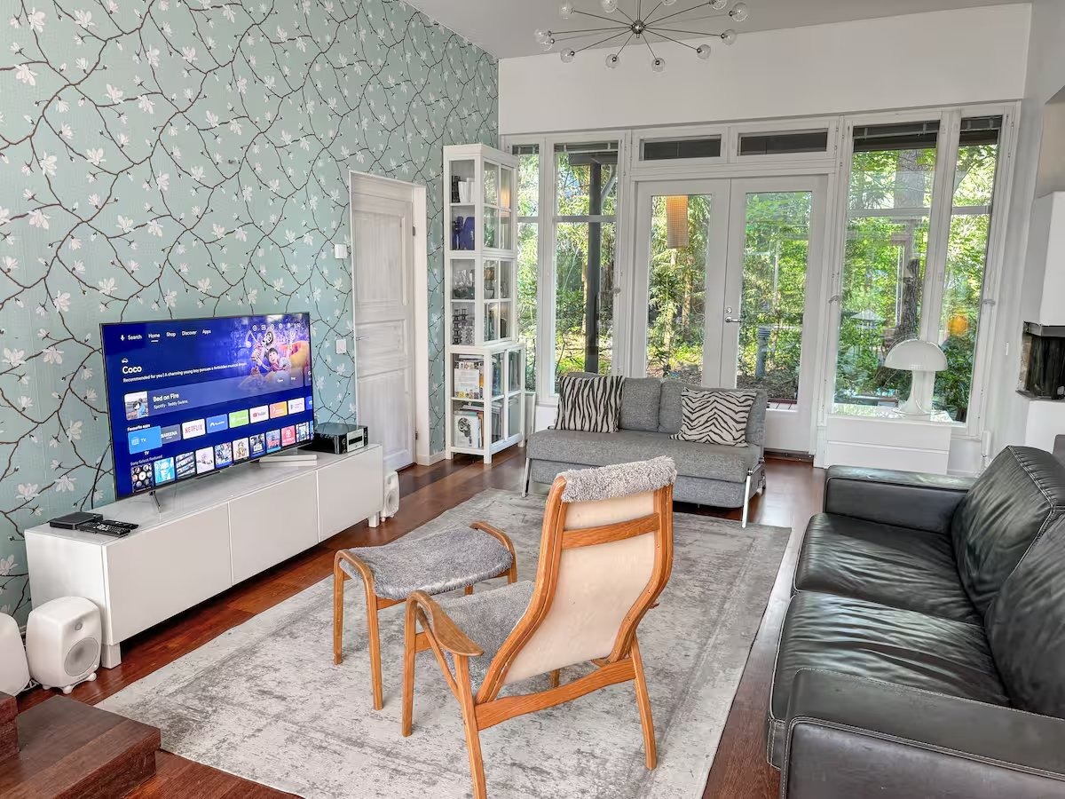 Living room & TV — Villa Solhalla